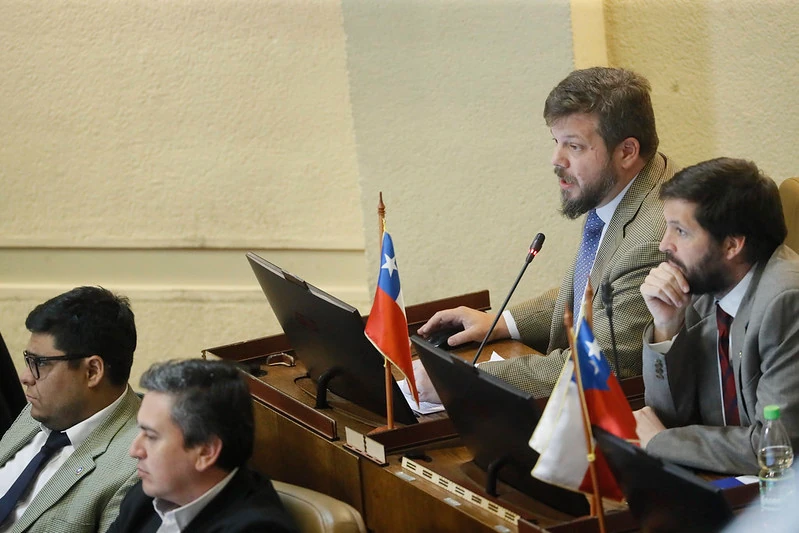 Proyecto de compensación por efectos adversos de vacunación bajo coacción COVID-19 aprobado por los diputados chilenos.