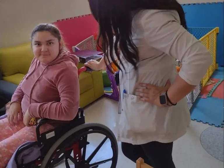 "Mamá, la pandemia se quedó en mi vida": Angelina de 13 años habría quedado en silla de ruedas luego de vacunarse contra el Covid-19